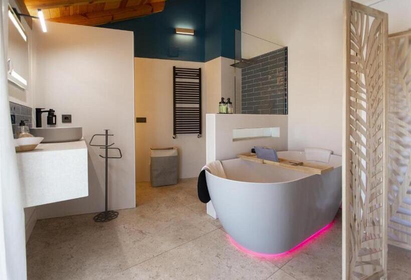 חדר סופריור, Poeta Jorge Manrique