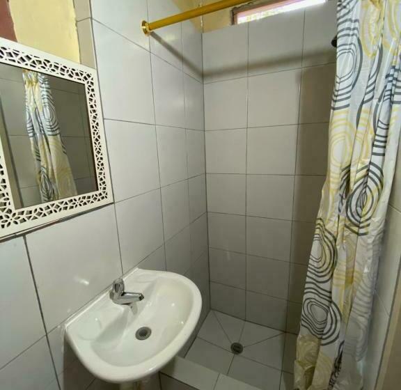 غرفة قياسية ثلاثية, Check Inn Olón