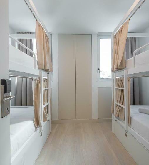 Cama em Quarto Compartilhado, We Hate F Tourists