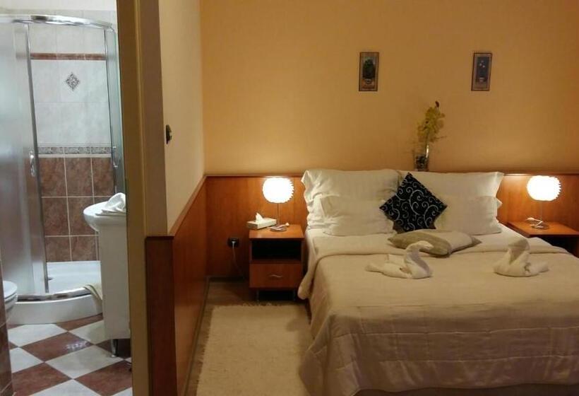 חדר סטנדרט, Isabell Győr