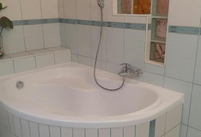 חדר משפחתי דלוקס, Isabell Győr