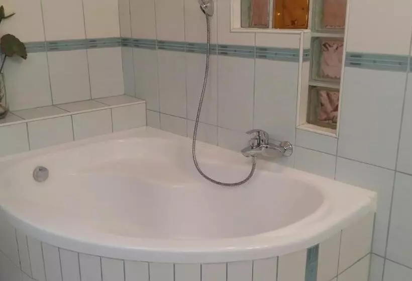 اتاق لوکس خانوادگی, Isabell Győr
