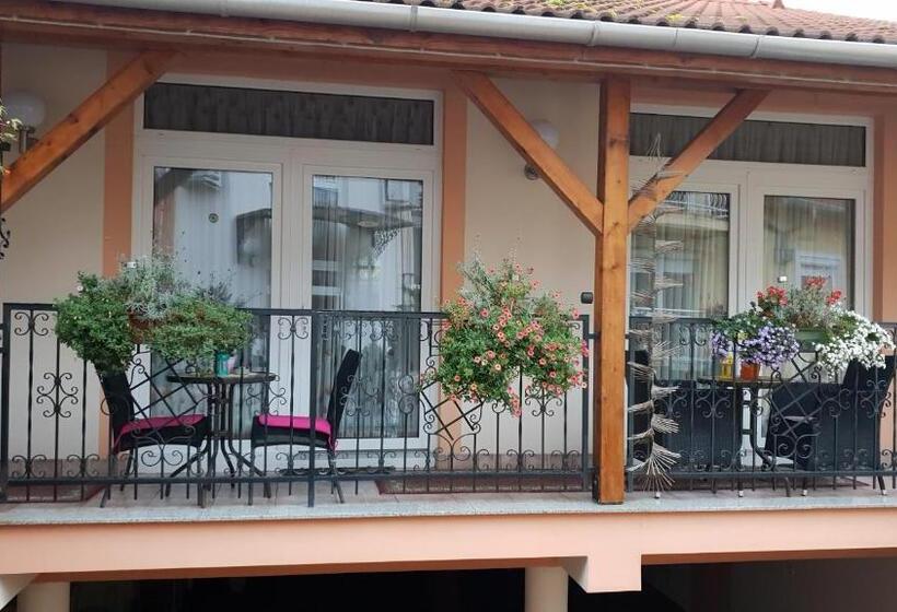 חדר משפחתי דלוקס, Isabell Győr