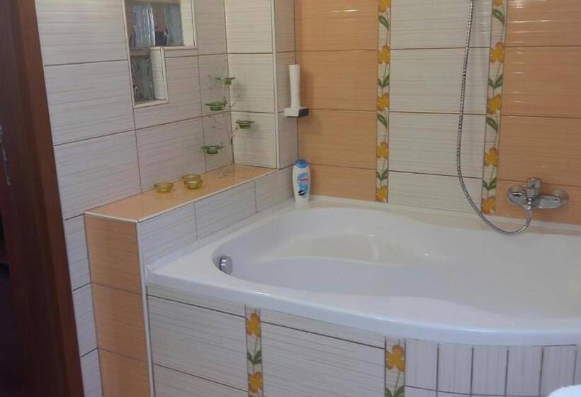 חדר משפחתי דלוקס, Isabell Győr