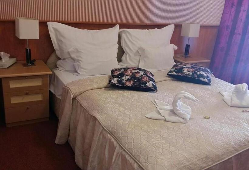 חדר משפחתי דלוקס, Isabell Győr