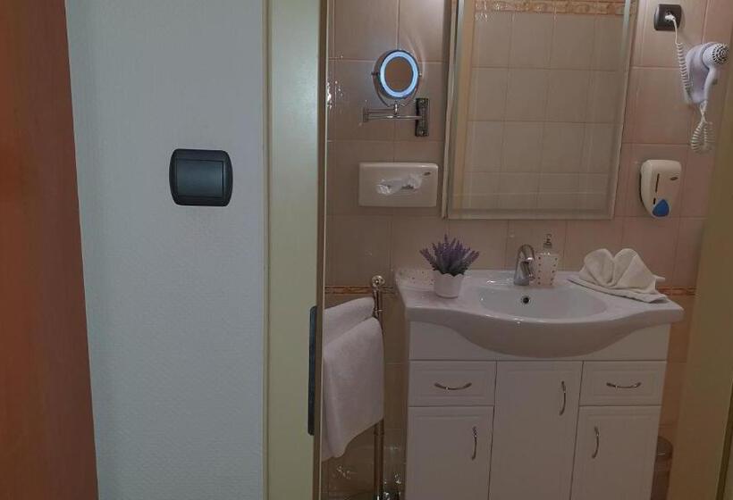 חדר דלוקס, Isabell Győr