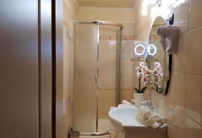 חדר דלוקס, Isabell Győr