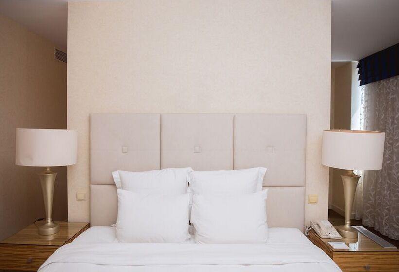 סוויטה אקזקיוטיב, Renaissance By Crystall