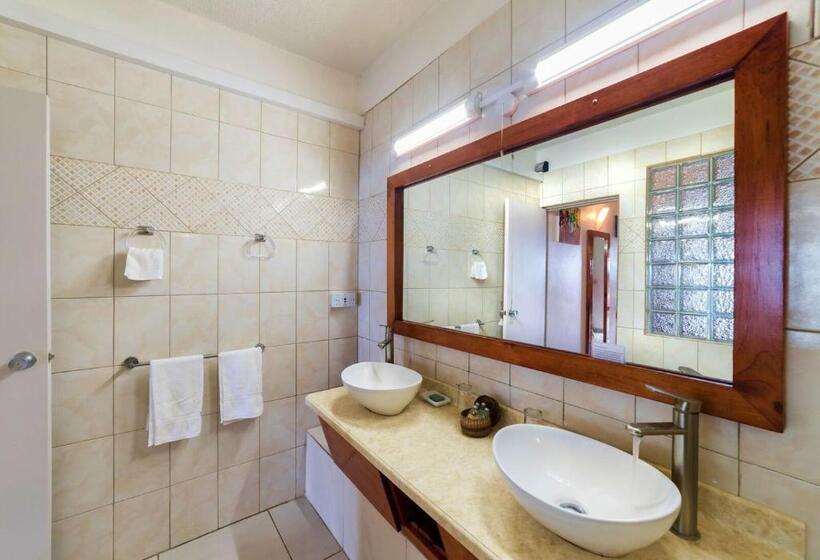 اتاق سوپریور با تخت بزرگ, The Champs