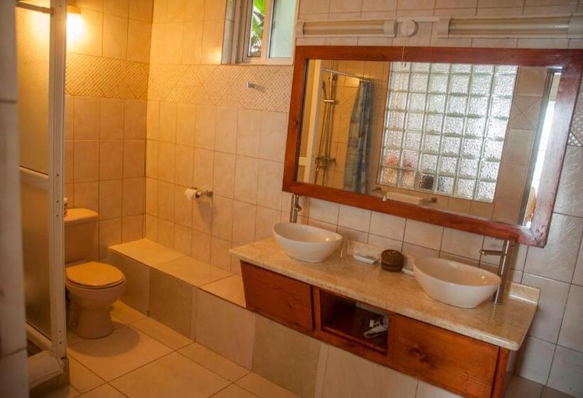 اتاق سوپریور با تخت بزرگ, The Champs