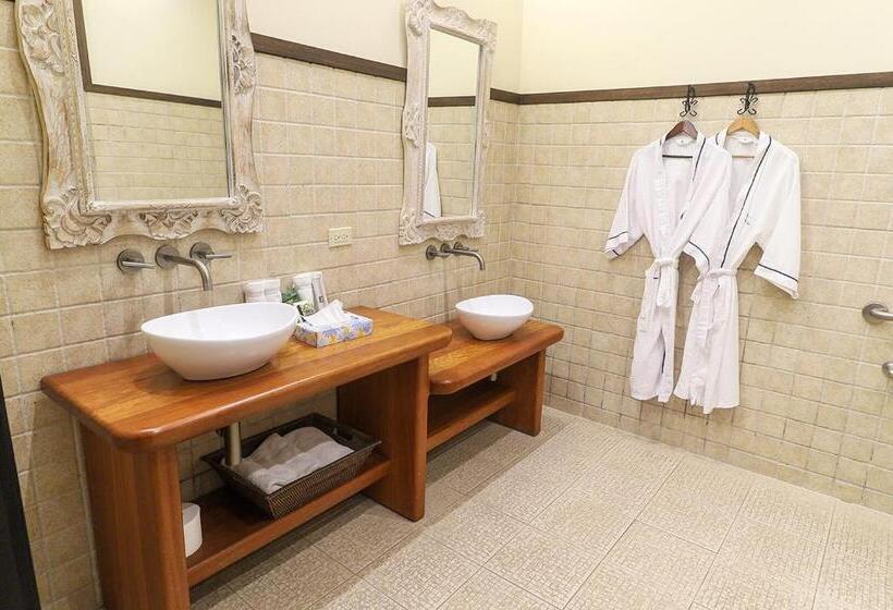 스탠다드 룸 더블 침대 2개, The Riverside Inn