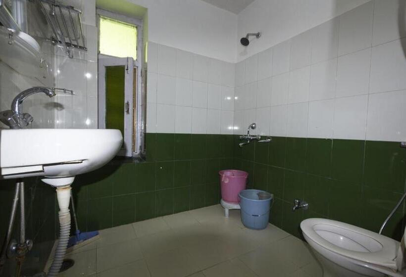 اتاق اکونومی, Tourist Hotel 10 Minutes Walking Distance From The Mall