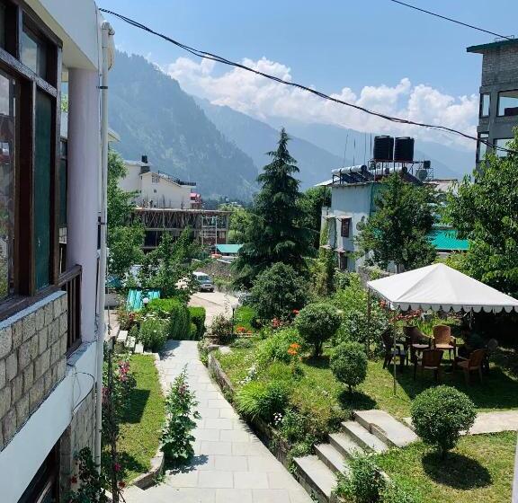 اتاق لوکس با بالکن, Tourist Hotel 10 Minutes Walking Distance From The Mall