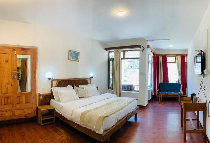 اتاق لوکس با بالکن, Tourist Hotel 10 Minutes Walking Distance From The Mall