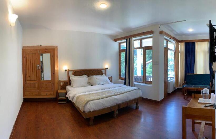 اتاق لوکس با بالکن, Tourist Hotel 10 Minutes Walking Distance From The Mall