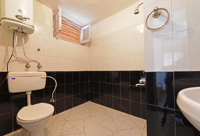 اتاق لوکس با بالکن, Tourist Hotel 10 Minutes Walking Distance From The Mall