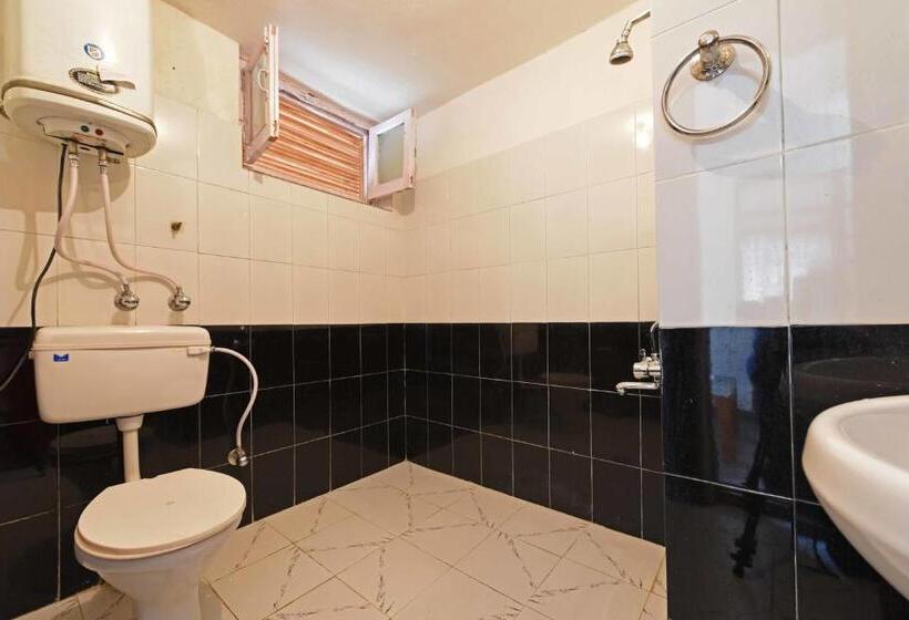 اتاق لوکس با بالکن, Tourist Hotel 10 Minutes Walking Distance From The Mall