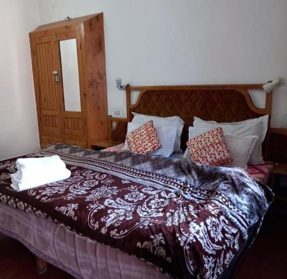 اتاق اکونومی, Tourist Hotel 10 Minutes Walking Distance From The Mall