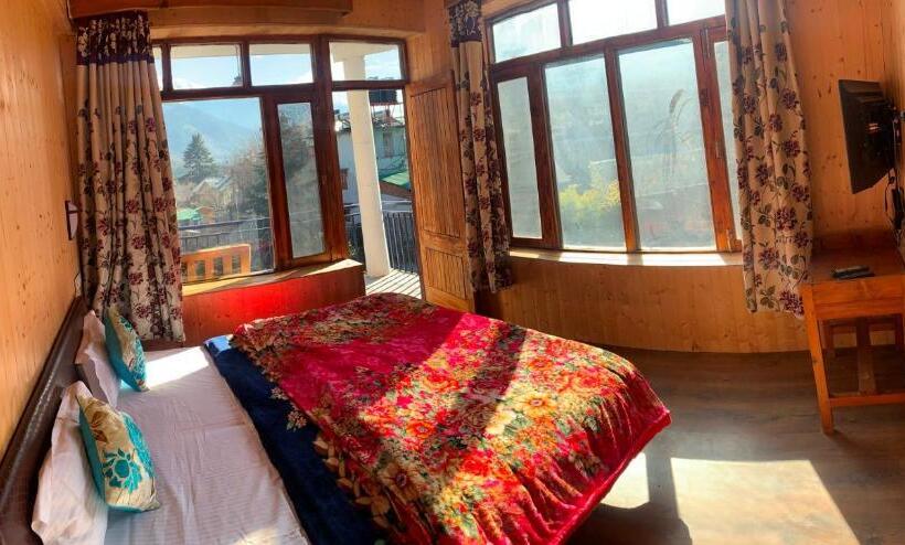 اتاق سوپریور خانوادگی, Tourist Hotel 10 Minutes Walking Distance From The Mall