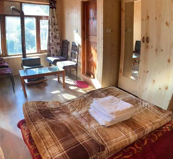 Superior-perhehuone, Tourist Hotel 10 Minutes Walking Distance From The Mall