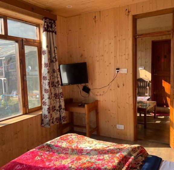 اتاق سوپریور خانوادگی, Tourist Hotel 10 Minutes Walking Distance From The Mall