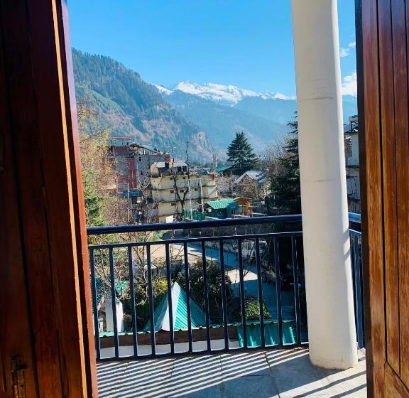 اتاق سوپریور خانوادگی, Tourist Hotel 10 Minutes Walking Distance From The Mall