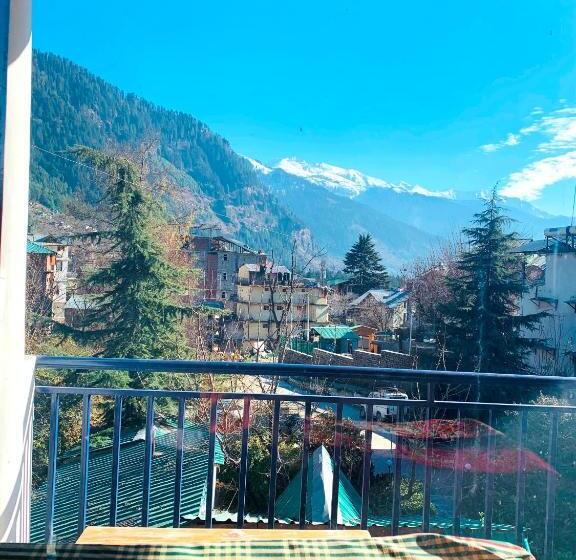 اتاق سوپریور خانوادگی, Tourist Hotel 10 Minutes Walking Distance From The Mall