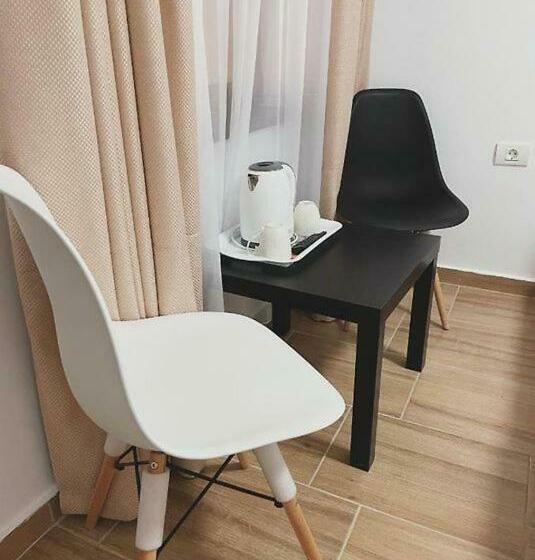 اتاق استاندارد سه نفره, The Sweet House