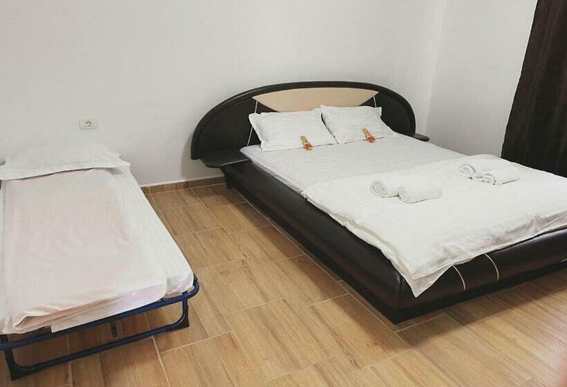 اتاق استاندارد سه نفره, The Sweet House