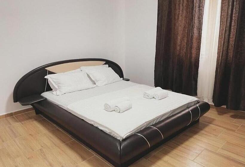 اتاق استاندارد سه نفره, The Sweet House