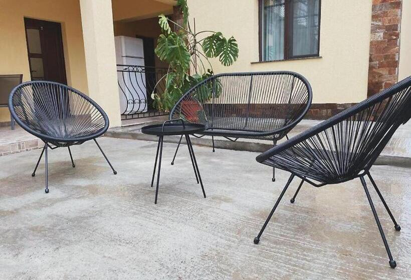 اتاق استاندارد سه نفره, The Sweet House