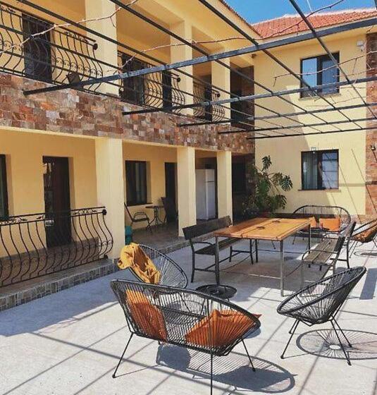 اتاق استاندارد سه نفره, The Sweet House
