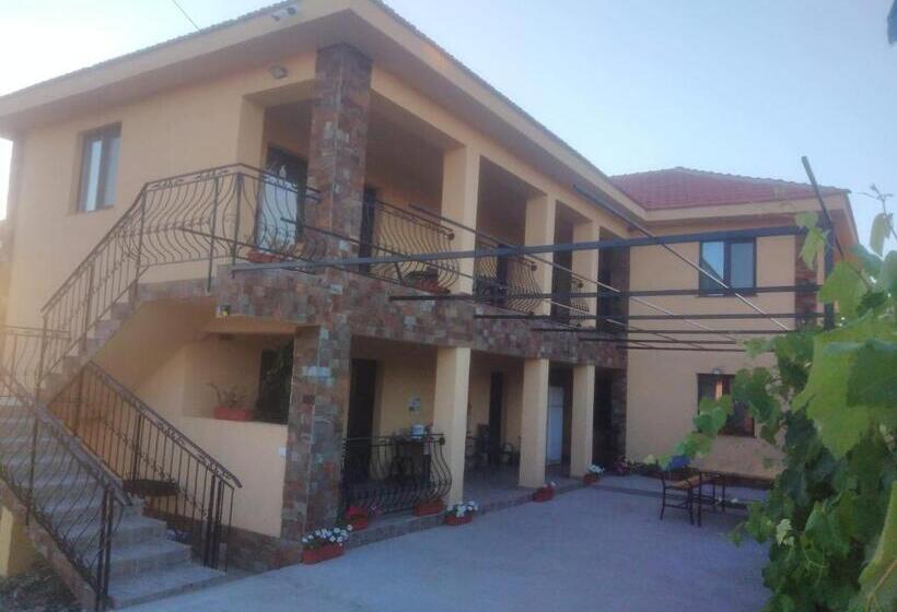 اتاق استاندارد سه نفره, The Sweet House