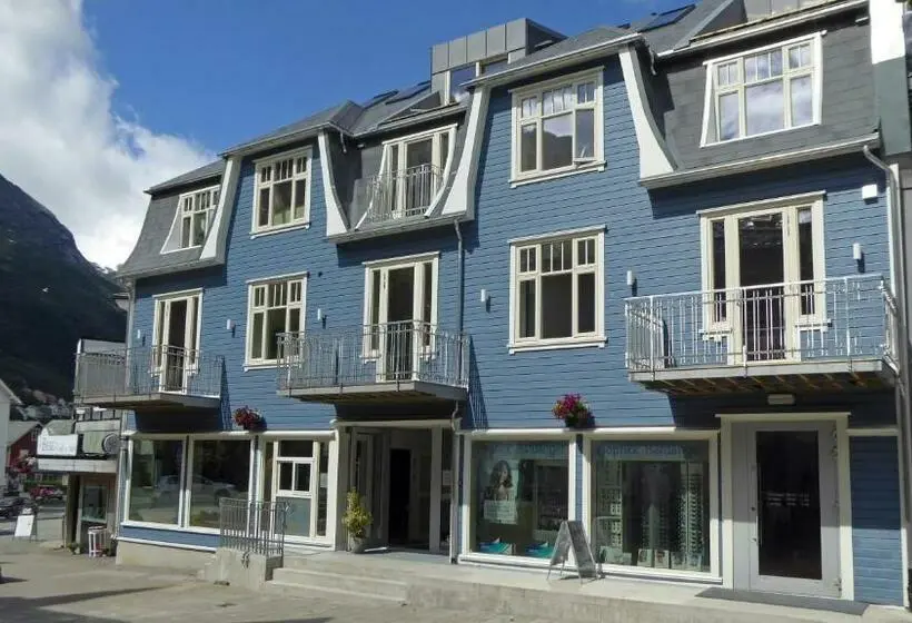 ルームシェアのワンベッド, Blue House Dormitory