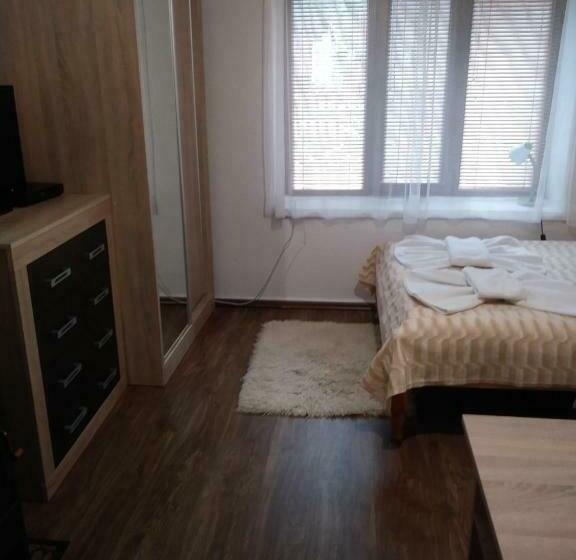 חדר קלאסי לשלושה, Guest House Emmy