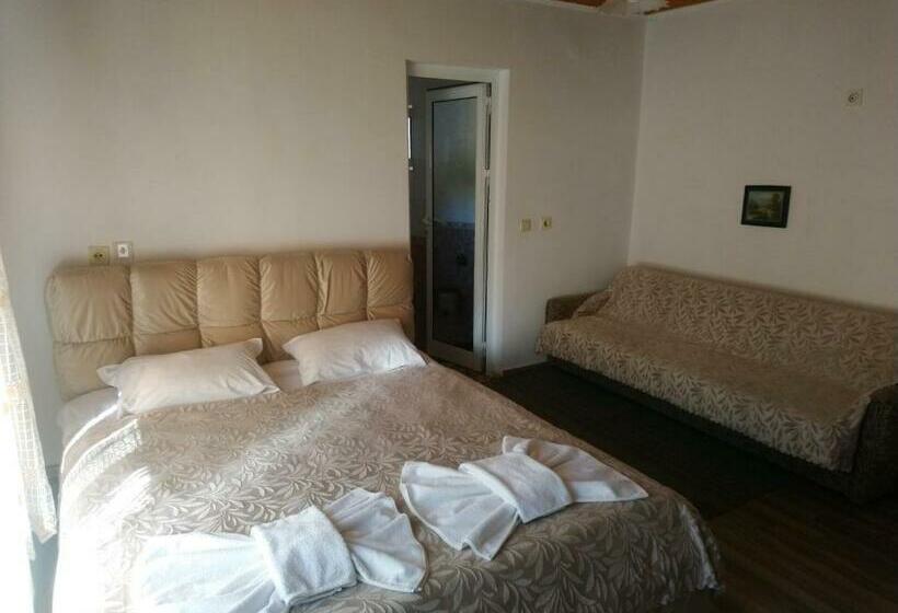 اتاق استاندارد سه تخته با بالکن, Guest House Emmy