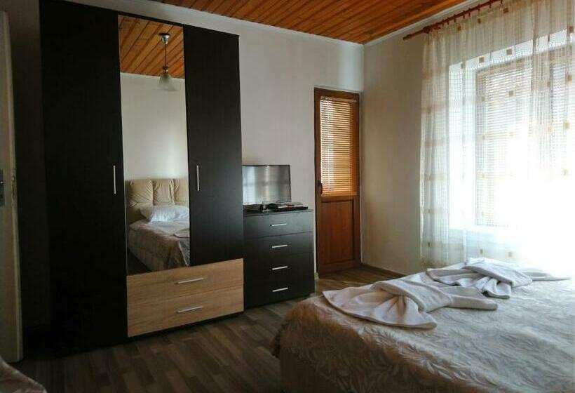 חדר סטנדרט לשלושה עם מרפסת, Guest House Emmy