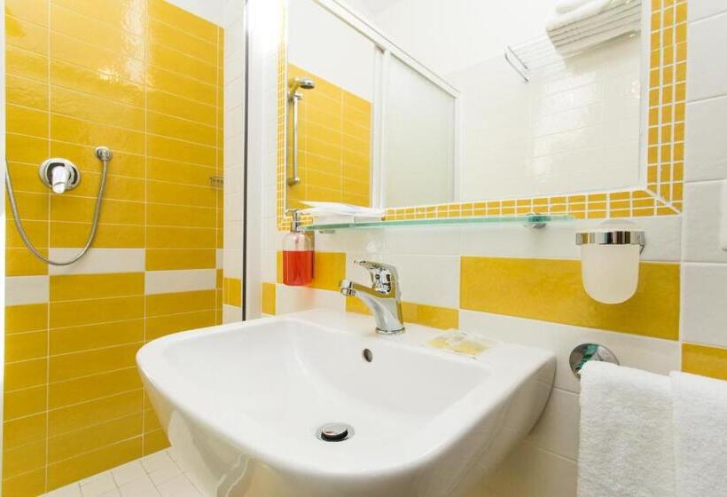 デラックスの4人部屋, Lido