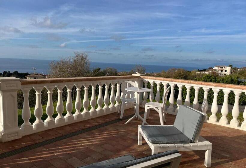 חדר סטנדרט לשלושה עם מרפסת, Residenza Domus Aurea Tropea  Vista Mare