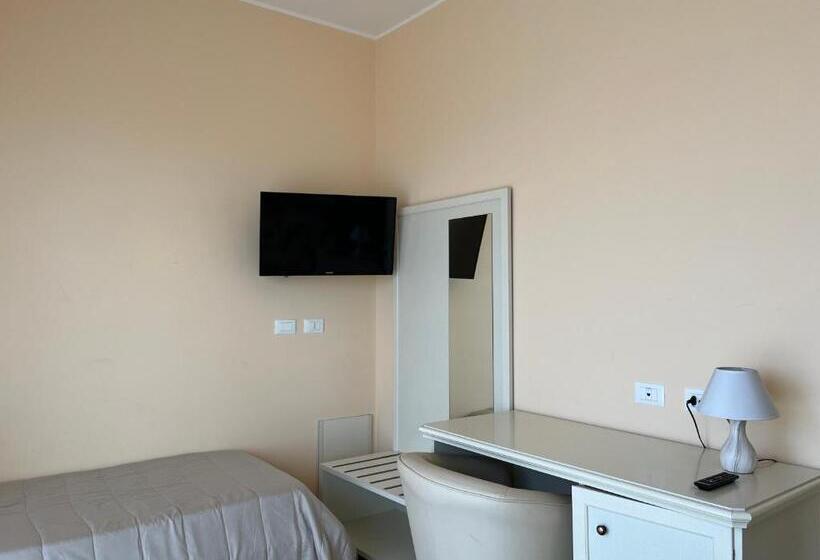 חדר סטנדרט לשלושה עם מרפסת, Residenza Domus Aurea Tropea  Vista Mare