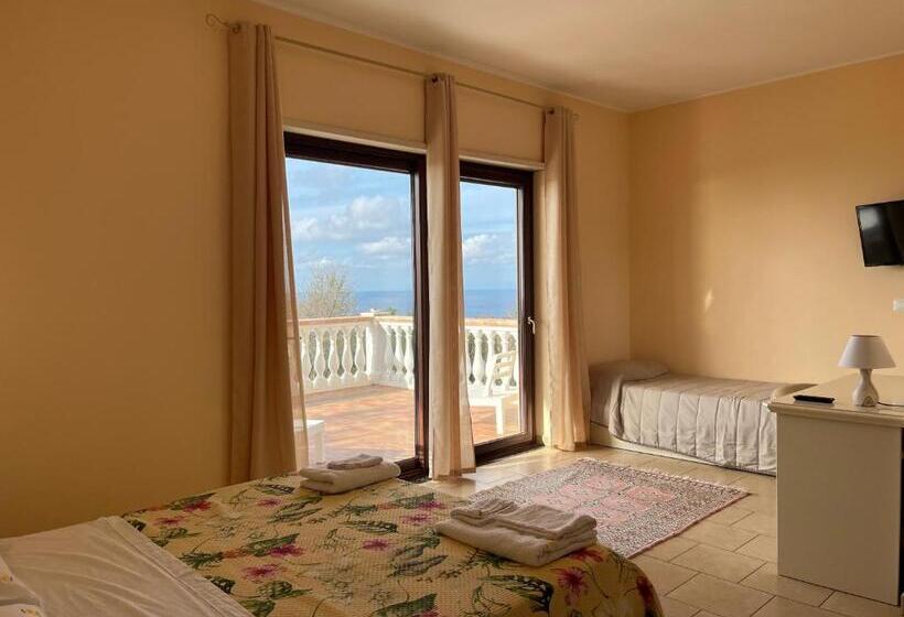 חדר סטנדרט לשלושה עם מרפסת, Residenza Domus Aurea Tropea  Vista Mare