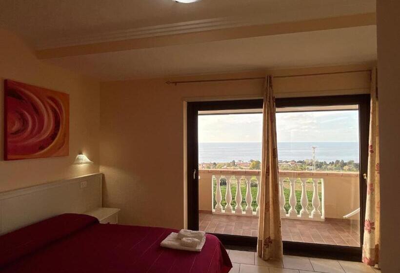 غرفة ديلوكس مطلّة علي البحر مزوَّدة بشُرفة, Residenza Domus Aurea Tropea  Vista Mare