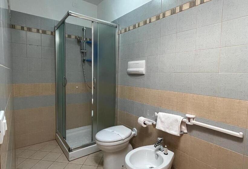 חדר סטנדרט נוף לים עם מרפסת, Residenza Domus Aurea Tropea  Vista Mare