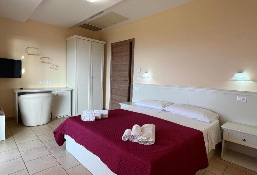 חדר סטנדרט נוף לים עם מרפסת, Residenza Domus Aurea Tropea  Vista Mare