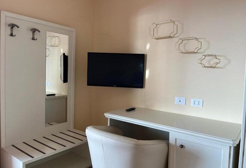 חדר סטנדרט נוף לים עם מרפסת, Residenza Domus Aurea Tropea  Vista Mare