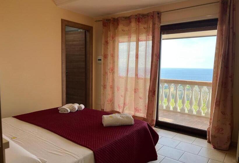 חדר סטנדרט נוף לים עם מרפסת, Residenza Domus Aurea Tropea  Vista Mare