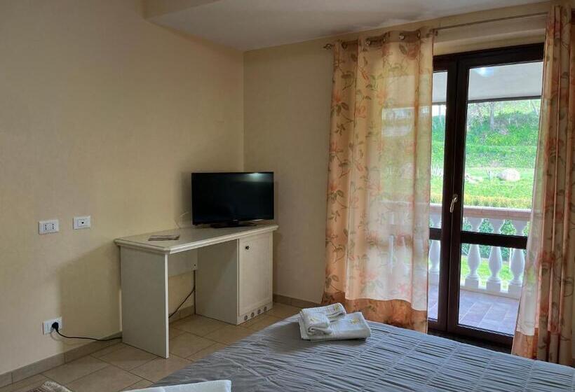 חדר דלוקס לשלושה עם נו לים, Residenza Domus Aurea Tropea  Vista Mare