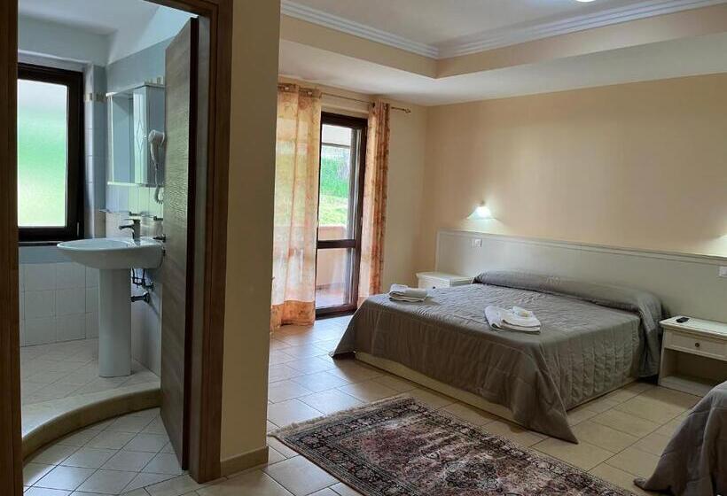 חדר דלוקס לשלושה עם נו לים, Residenza Domus Aurea Tropea  Vista Mare