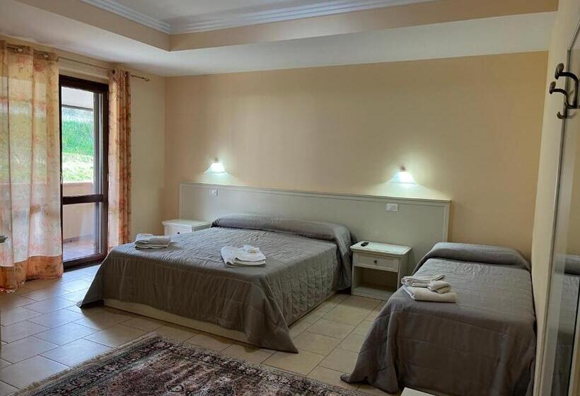 חדר דלוקס לשלושה עם נו לים, Residenza Domus Aurea Tropea  Vista Mare