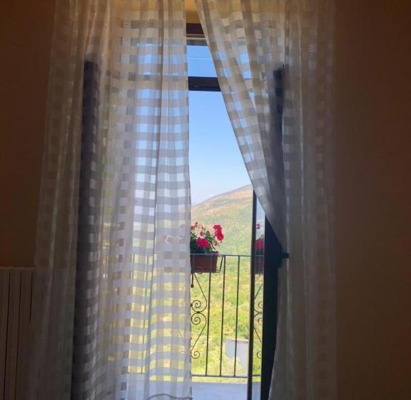 غرفة قياسية مطلة على الجبل, L Incanto Di Maja